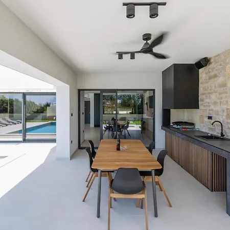 Luxurious In Σπίτι διακοπών Πόρετς